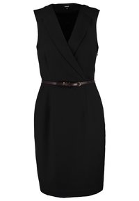 Robe noire sans manches à longueur genou, avec col en V, taille cintrée et détail de boucle de ceinture fine foncée.