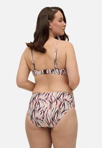 Conjunto de bikini con parte inferior de cintura alta y top de soporte, que presenta un patrón abstracto colorido de líneas rosas y moradas sobre un fondo claro.