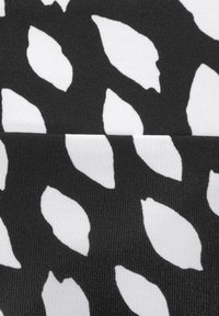 Zwart-wit stof met een bladerenpatroon. Het ontwerp bevat contrasterende vormen op een textuurachtige ondergrond, wat visuele interesse creëert.