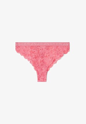 Roze kantent thong met bloemenpatroon, voorzien van een zachte tailleband met het label "FRANK DANDY." Fijne textuur en ingewikkelde details overal.