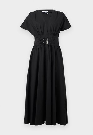 Robe maxi noire à manches courtes avec décolleté en V, taille froncée et détail de ceinture à double boucle.