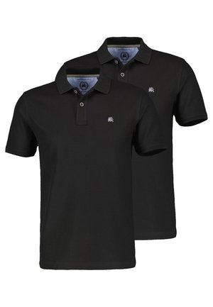 Due polo a maniche corte nere con colletto a bottoni e piccoli loghi ricamati con un leone sul lato sinistro del petto.