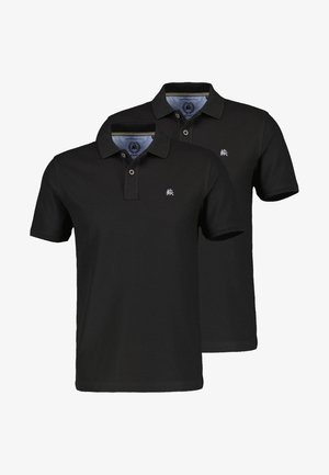 Dwie czarne koszulki polo z krótkim rękawem, zapięciami na guziki przy kołnierzyku oraz małym haftowanym logo lwa na lewej stronie klatki piersiowej.