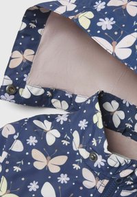 Kinderen waterdichte jas met een marineblauwe buitenkant, voorzien van witte en roze vlinder- en bloemenpatronen; inclusief een roze voering en drukknoopsluiting.