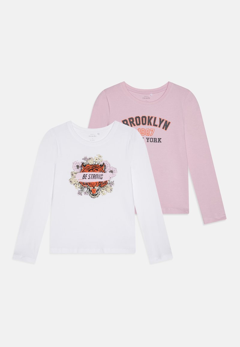 Dva majice s dugim rukavima: jedna bijela s grafikom tigra i natpisom "BUDI JAK", a druga ružičasta s natpisom "BROOKLYN 1987 NEW YORK" u crnoj i narančastoj boji.