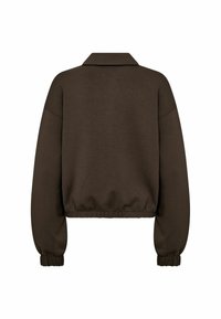 Hnědá zkrácená bunda s plochým límcem, elastickými manžetami a lemem. Vyrobená z měkké tkaniny s hladkým povrchem a volným střihem.