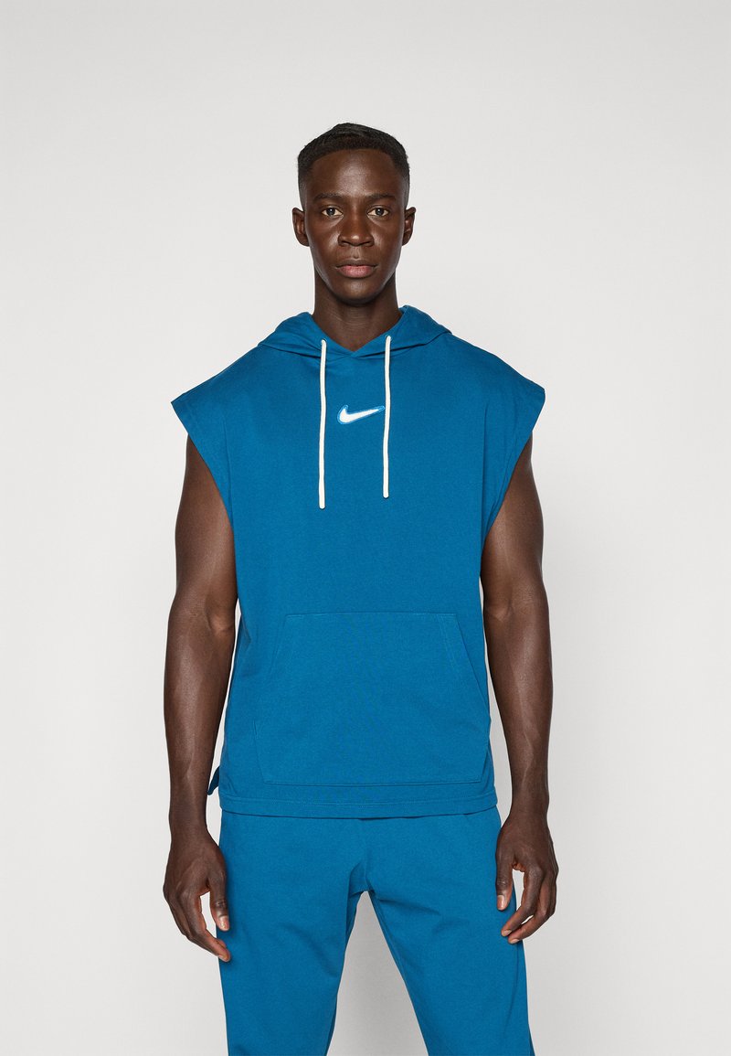 Blå ærmeløs hættetrøje med en frontlomme, justerbar snoretrækshætte og et hvidt Nike-logo på brystet. Glat stofstruktur.