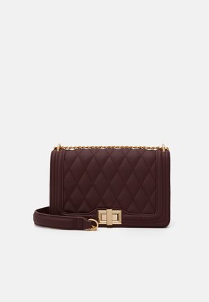 Borsa a spalla trapuntata bordeaux con tracolla in catena dorata, forma rettangolare e un prominente dettaglio con chiusura dorata sul davanti.