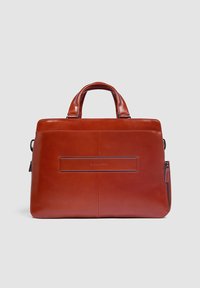 Borsa per laptop in pelle rossa con doppi manici, forma rettangolare e tasca frontale applicata. Presenta una cerniera sul lato e dettagli blu.