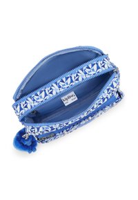 Blå mönstrad plånbok med två dragkedjefack, utrustad med en mjuk blå pompom-charms och foder i inredningen. Materialet verkar hållbart och lätt.