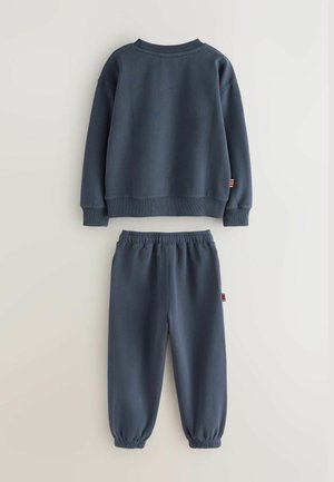 Granatowa bawełniana bluza i pasujące dresy. Bluza ma prążkowany okrągły dekolt i mankiety; dresy posiadają elastyczny pas i ściągacze u dołu nogawek.