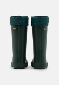 Bottes en caoutchouc vertes, imperméables, avec un revers rembourré, un détail de logo et une semelle texturée, conçues pour le confort et la durabilité.