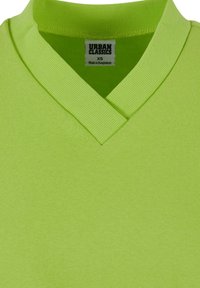Maglietta verde chiaro a V con colletto ribbed. Realizzata in un tessuto liscio, presenta un'etichetta con il marchio "URBAN CLASSICS" e la taglia XS.