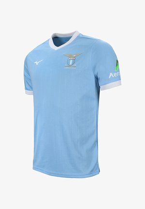 Lichtblauw voetbalshirt met witte kraag en manchetten, Lazio clubbadge op de borst, Mizuno-logo rechts en Aeroca sponsor op de linkermouw.