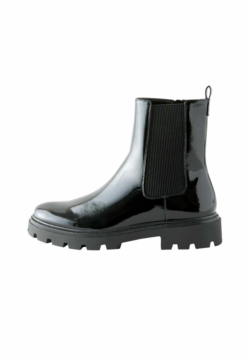Bottines en cuir verni noir avec panneaux élastiques latéraux, bout rond, semelle en caoutchouc épaisse et tirant à l'arrière. Fini texturé.