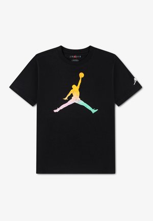 Svart t-skjorte med korte ermer og en fargerik gradient-silhuett av en basketballspiller som hopper, holder en ball, med Jumpman-logo på ermet.