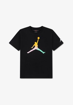 T-shirt noir à manches courtes avec une silhouette en dégradé coloré d'un joueur de basketball sautant, tenant un ballon, et le logo Jumpman sur la manche.