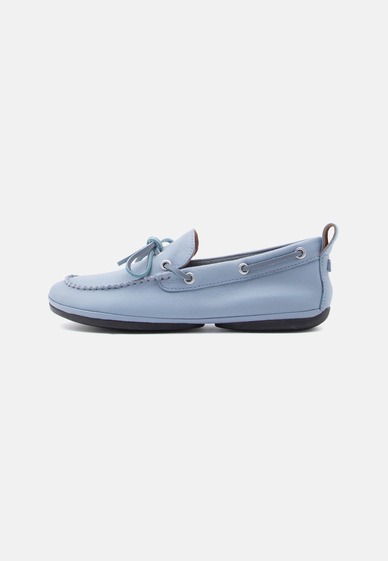 Mocassin en cuir bleu clair avec détail de lacet, bordure surpiquée et semelle foncée, présenté de côté sur fond blanc.