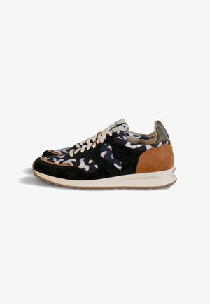 Baskets en daim noir et marron avec lacets blancs, détails en tissu à motifs camouflage, et une semelle beige avec une semelle extérieure texturée de couleur tabac.