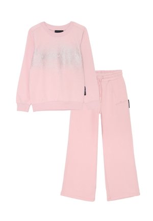 Felpa rosa chiaro e pantaloni larghi abbinati con la scritta in glitter argento "Richmond" sul davanti della felpa e sul lato dei pantaloni.