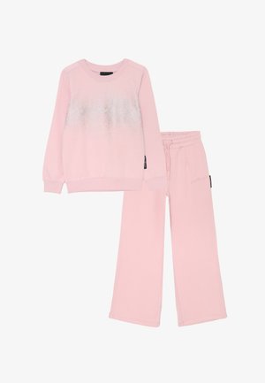Felpa rosa chiaro e pantaloni larghi abbinati con la scritta in glitter argento "Richmond" sul davanti della felpa e sul lato dei pantaloni.