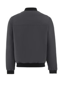 Sötétszürke bomberdzseki, textúrált felülettel, bordázott fekete gallérral és mandzsettákkal, valamint rugalmas derékkal. Egyszerű, letisztult design jellemzi.