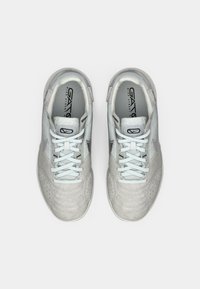 Scarpe sportive grigio chiaro con pannelli in suede e mesh, toe rotondo, stringa frontale e dettagli perforati per ventilazione.