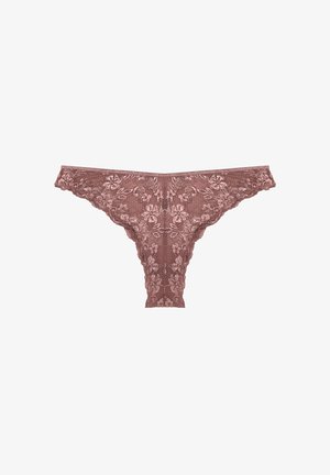 String en dentelle rose poussiéreux avec motif floral, bords festonnés et forme triangulaire. Confectionné dans un matériau doux et texturé.