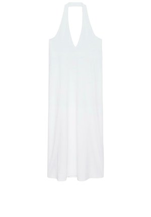 Robe blanche sans manches à col halter avec un décolleté en V profond et une jupe fluide jusqu'aux chevilles sur un fond uni.