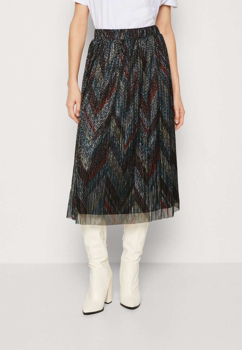 Plisovaná midi sukně s vícerekovým vzorem v tmavých tónech a metalickými akcenty. Elastický pas a vrstvená textura.