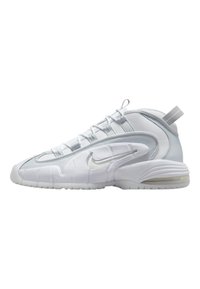 Hvide sneakers med tekstureret læder og syntetiske overflader. Har et sølvfarvet Nike-logo, snørelukning og en polstret krave.