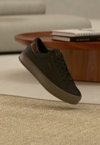 Неизбран, black
