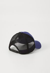 Juodas tinklelio atlošo kepuraitė su violetiniu priekinio skydelio paneliu. Turi apvalų sijoną ir reguliuojamą snapback uždarymą. Vidinė pamušalo dalis yra balta.