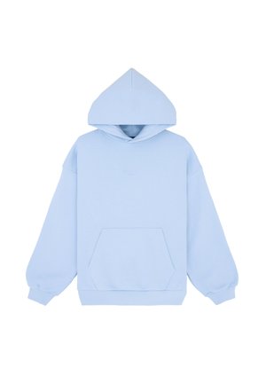 Haut à capuche bleu clair en tissu doux, avec une grande capuche, une poche kangourou à l'avant et des poignets côtelés. Texture lisse, coupe décontractée.