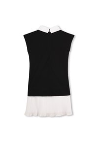 Rochie neagră fără mâneci, cu partea inferioară plisată albă și guler alb. Prezintă un fermoar la spate pentru închidere. Material neted cu texturi contrastante.