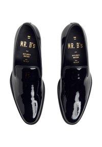 Schwarze Lackleder-Slipper mit einer glatten, glänzenden Oberfläche. Abgerundete Zehen, minimale Nähte und geprägte goldene Schriftzüge im Inneren.