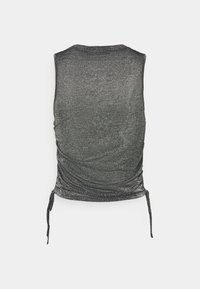 Haut sans manches gris métallisé avec une finition texturée, présentant des fronces sur les côtés et des liens ajustables à l'ourlet.
