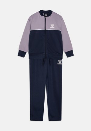 Marineblaues und helllila Trainingsanzug mit Reißverschlussjacke und -hose. Enthält ein Logo auf der Brust und dem Oberschenkel. Verfügt über einen glatten, dehnbaren Stoff.