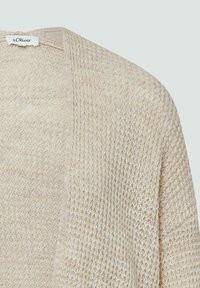Offene Strickjacke in Hellbeige aus einem weichen, strukturierten Stoff. Verfügt über einen lässigen Schnitt und ein übergroßes Design. Das Etikett trägt die Aufschrift "s.Oliver."