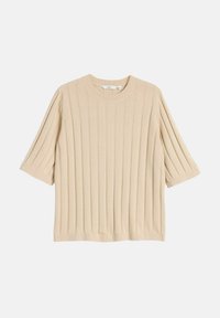 Beige kortärmad stickad topp med vertikal ribbad textur, rund halsringning och avslappnad passform. Materialet ser mjukt och slätt ut.