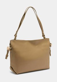 Borsa a tracolla in pelle color cuoio con doppi manici, texture liscia, chiusura con zip e dettagli in metallo color oro. Forma rettangolare elegante con dettagli laterali.