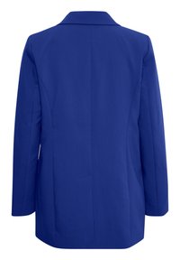 Modrý blazer s hladkou texturou, jediným zadním roz ventem a přiléhavým střihem. Obsahuje klopové límce a dlouhé rukávy; žádné viditelné zapínání.