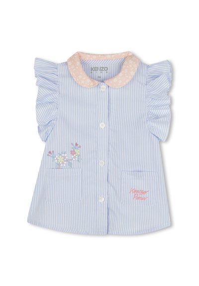 Chemise à boutons rayée bleu clair et blanche avec des manches courtes à volants, un col floral rose et des broderies sur la poche.