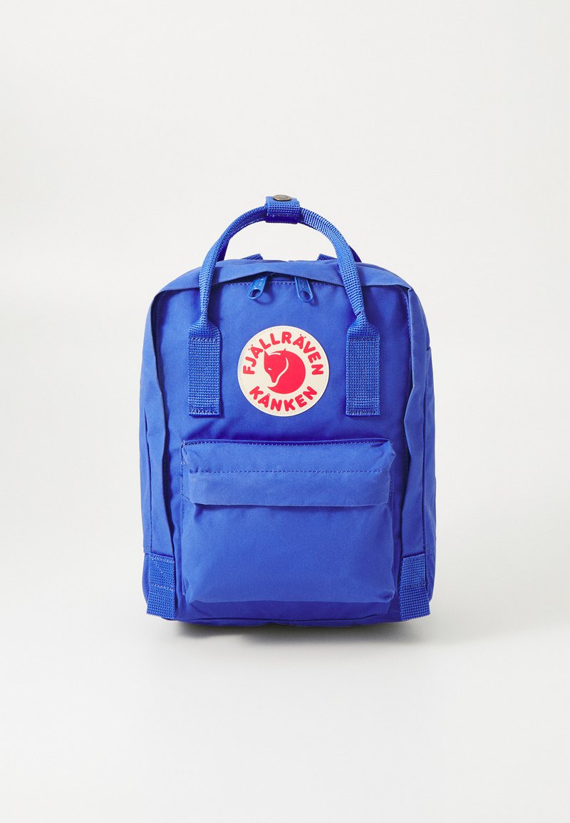 Modra Fjällräven Kanken nahrbtnik izdelan iz trpežne tkanine, ki ima sprednji žep, dvojne ročaje in okrasno okroglo logo.