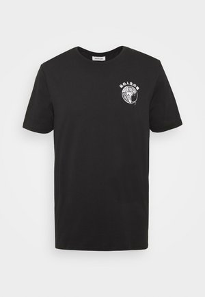 Sort bomulds-T-shirt med korte ærmer. Har et hvidt grafisk motiv på venstre bryst, der forestiller en tiger og japansk tekst.