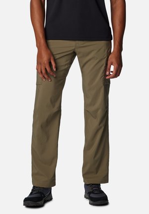 Pantaloni cargo in verde oliva, con gamba dritta, numerose tasche laterali e un tessuto leggero. Abbinati a scarpe da esterno nere.