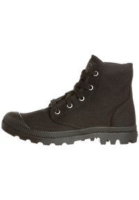 Sneaker nere alte con tomaia in tessuto testurizzato, punta in gomma e suola resistente con battistrada. Presenta sei occhielli e stringhe.