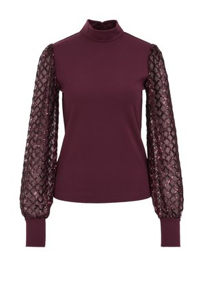 Top burgundy cu guler înalt, cu mâneci lungi din material transparent, decorate cu un model în diamant și paiete. Croială ajustată, material elastic.