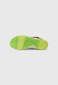 Sålens trekk er laget av et strukturt grønt gummimateriale med en gradient fra lime til mørkegrønn, med logo preget, og en sekskantet mønsterdesign.