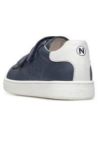 Sneaker in pelle blu con suola in gomma bianca, cinturino con chiusura in velcro, dettagli perforati e logo sul tallone. Texture liscia, design casual.